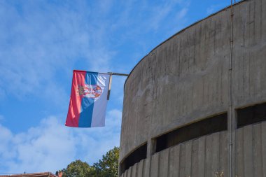 Bulutlu mavi gökyüzü üzerinde Sırp bayrağı