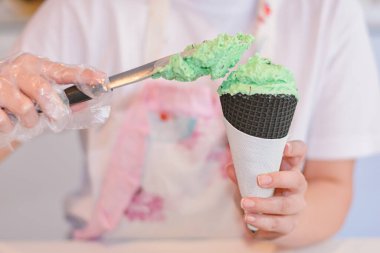 Dondurma kaşığı dükkana siyah bir külah dök.