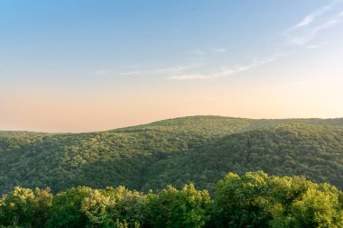Yazın, temiz gökyüzü ile dağlarda gün batımı
