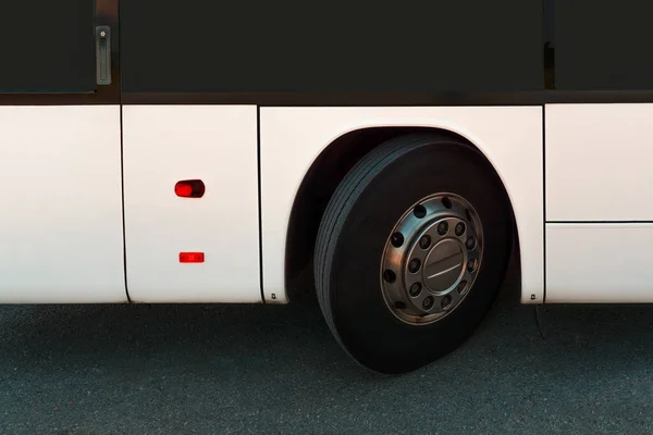 Tampilan Samping Ban Bus Perjalanan Putih — Stok Foto