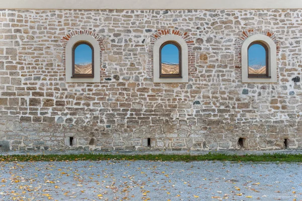 Três Janela Com Reflexão Céu Azul Parede Antigo Bloco Castelo — Fotografia de Stock