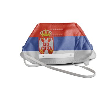 Corona virüsünden (COVIT-19) korunmak için Sırbistan bayraklı beyaz kirlilikle mücadele maskesi