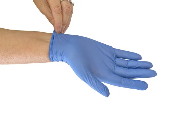 Ręka Chirurga Zakłada Niebieską Rękawicę Medyczną Izolowaną Białym Tle — Zdjęcie stockowe