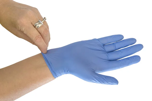 Рука Женщины Надевает Голубую Медицинскую Перчатку Изолированную Белом Фоне — стоковое фото