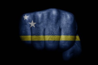 Siyah arka planda güçlü bir yumruğa boyanmış Curacao bayrağı