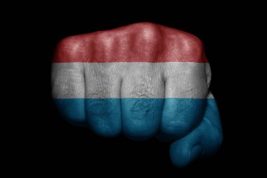 Lüksemburg bayrağı siyah arka planda güçlü bir yumruğa boyanmış.