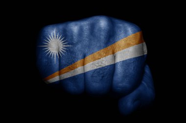 Marshall Adaları bayrağı siyah arka planda güçlü bir yumruğa boyanmış.