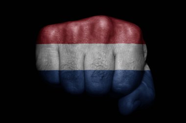 Hollanda bayrağı siyah arka planda güçlü bir yumruğa boyanmış