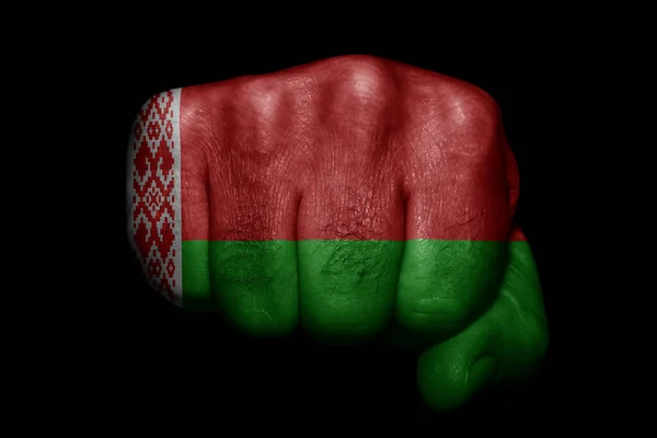 Beyaz Rusya Bayrağı Siyah Arka Planda Güçlü Bir Yumruğa Boyanmış — Stok fotoğraf