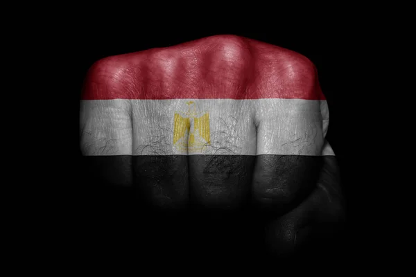 在黑色背景上 埃及国旗用粗壮的拳头画着 — 图库照片