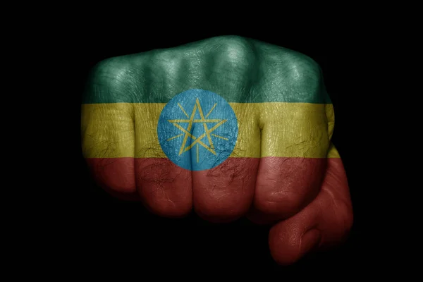 Flagge Von Äthiopien Auf Starker Faust Auf Schwarzem Hintergrund Gemalt — Stockfoto