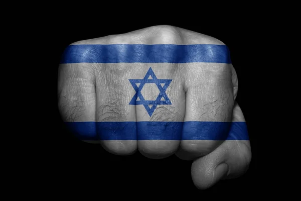 以色列国旗用粗壮的拳头涂在黑色的背景上 — 图库照片