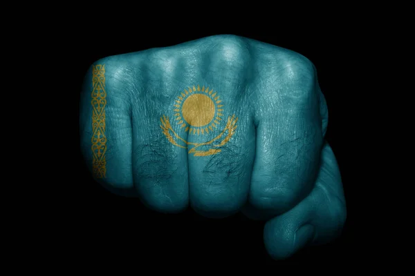 在黑色背景上 哈萨克斯坦国旗用粗壮的拳头画上 — 图库照片