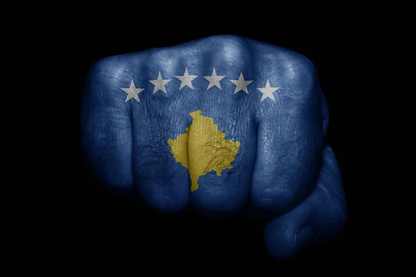 Bandera Kosovo Pintada Con Puño Fuerte Sobre Fondo Negro — Foto de Stock