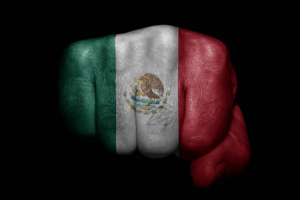 黒い背景に強い拳で描かれたメキシコの旗 — ストック写真