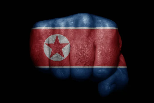 北朝鮮の旗は黒を背景に力強い拳で描かれている — ストック写真