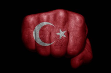 Siyah arka planda güçlü yumruğa boyanmış Türkiye bayrağı