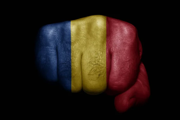 罗马尼亚国旗在黑色的背景上涂上了强有力的拳头 — 图库照片