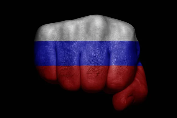 Flagge Russlands Auf Starker Faust Auf Schwarzem Hintergrund Gemalt — Stockfoto