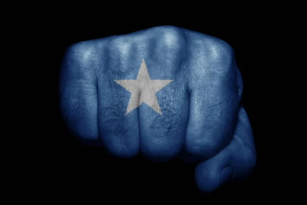 Flagge Somalias Auf Starker Faust Auf Schwarzem Hintergrund Gemalt — Stockfoto