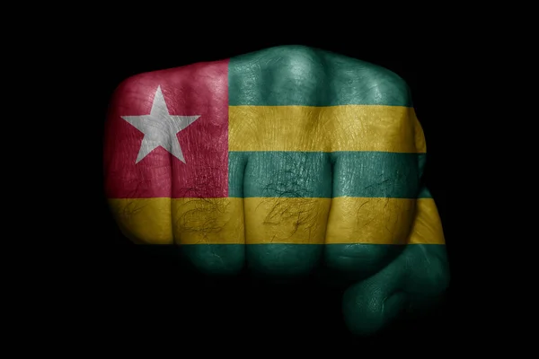 Flagge Von Togo Auf Starker Faust Auf Schwarzem Hintergrund Gemalt — Stockfoto