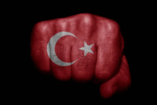 Flagge Der Türkei Auf Starker Faust Auf Schwarzem Hintergrund Gemalt — Stockfoto