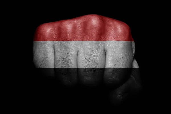 在黑色背景上 也门国旗用强有力的拳头画上 — 图库照片