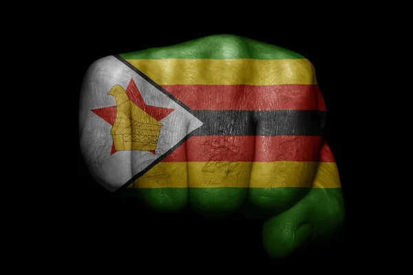 Bandeira Zimbabué Pintada Punho Forte Sobre Fundo Preto — Fotografia de Stock
