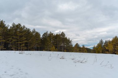 Kapalı dağlara kar yağdı, kış manzarası bulutlu gökyüzü 