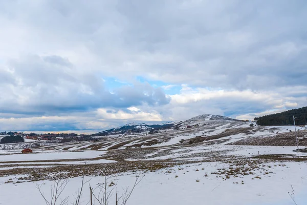 Neve Caduta Sull Erba Secca Montagna Con Grande Cielo Nuvoloso — Foto Stock