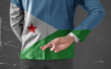 Cibuti Bayrağı taşıyan İşadamı Ceketi 'nin arkasında parmakları çapraz 