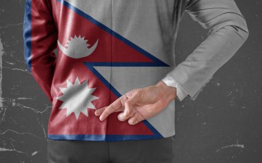 Nepal Bayraklı İşadamı Ceketi 'nin arkasında parmakları çapraz 