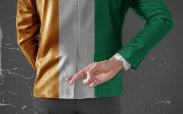 Affärsman Jacka Med Flagga Elfenbenskusten Med Fingrarna Korsade Bakom Ryggen — Stockfoto