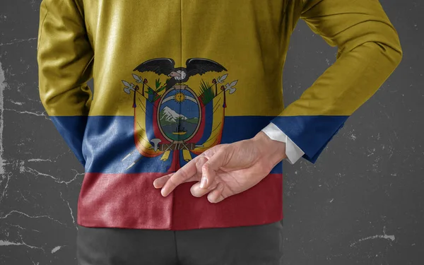 Affärsman Jacka Med Flagga Ecuador Med Fingrarna Korsade Bakom Ryggen — Stockfoto