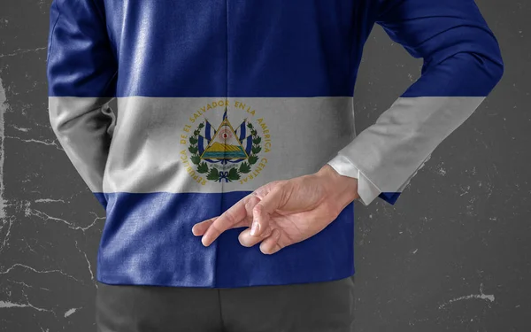 Jaqueta Empresarial Com Bandeira Salvador Com Dedos Cruzados Atrás Das — Fotografia de Stock