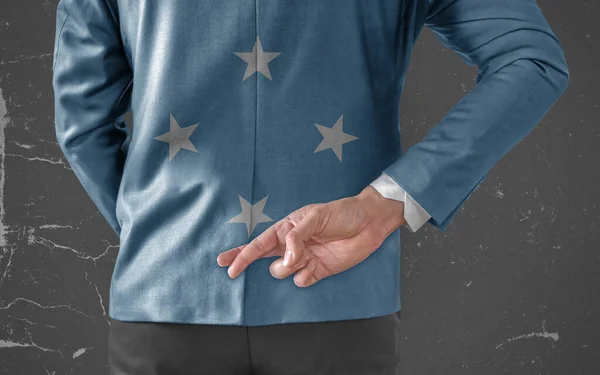 Куртка Бизнесмена Флагом Федеративных Штатов Микронезии Скрещенными Спиной Пальцами — стоковое фото