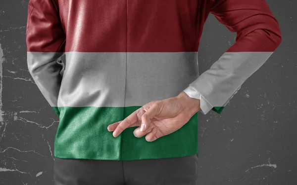 Chaqueta Hombre Negocios Con Bandera Hungría Con Los Dedos Cruzados —  Fotos de Stock