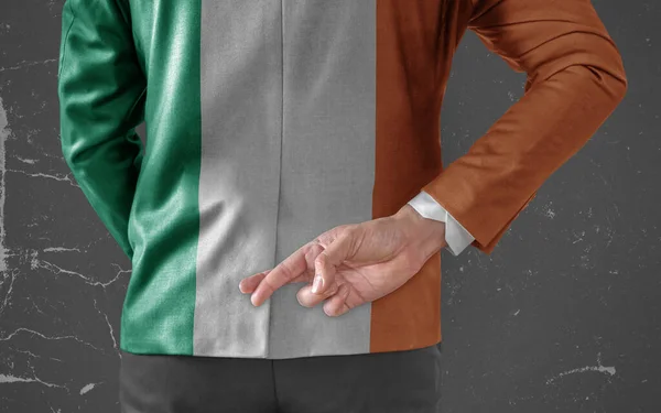 Chaqueta Hombre Negocios Con Bandera Irlanda Con Los Dedos Cruzados —  Fotos de Stock