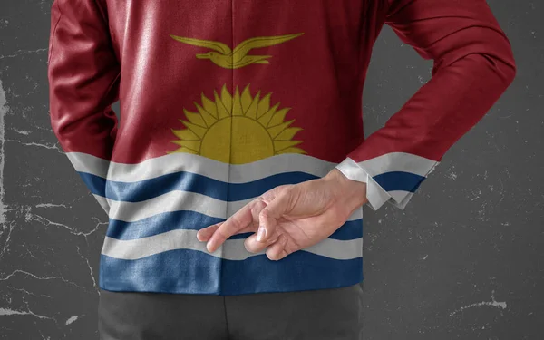 Chaqueta Hombre Negocios Con Bandera Kiribati Con Los Dedos Cruzados —  Fotos de Stock