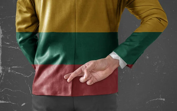 Куртка Бизнесмена Флагом Литвы Скрещенными Спиной Пальцами — стоковое фото