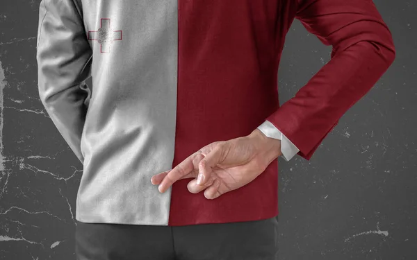 Куртка Бизнесмена Флагом Мальты Скрещенными Спиной Пальцами — стоковое фото