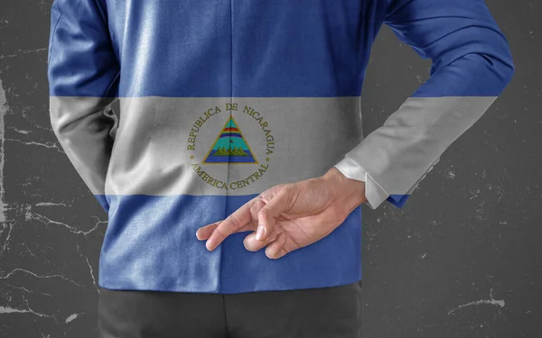 Chaqueta Empresario Con Bandera Nicaragua Con Los Dedos Cruzados Detrás — Foto de Stock