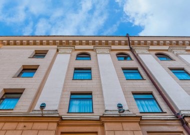 Bulutlu gökyüzü ile modern bina