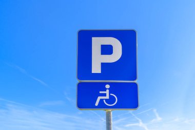 Engelliler için park yeri ve park yeri tabelası.
