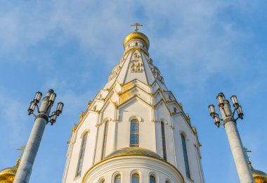 Büyük ortodoh kilise kubbesi Minsk, Belarus 'taki tüm azizler kilisesi büyük mavi bulutlu gökyüzü