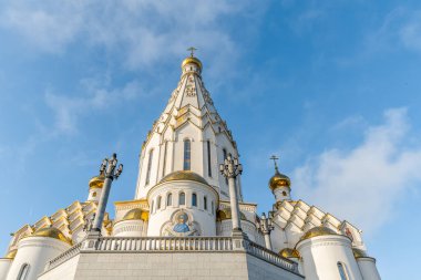 Minsk, Belarus 'taki Azizler Kilisesi' nin büyük mavi bulutlu gökyüzü.