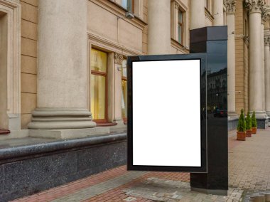 Siyah şehir reklam panosu beyaz ekran ve ticari pazarlama kullanımı