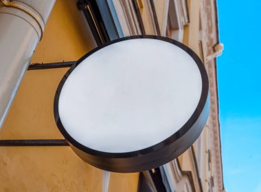 Boş daire, büyük siyah, neon ışıklı tabela. 
