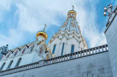 Belarus, Minsk 'teki Azizler Kilisesi' nin üst kısmında ulusal kurtuluş kurbanlarının anıları. 