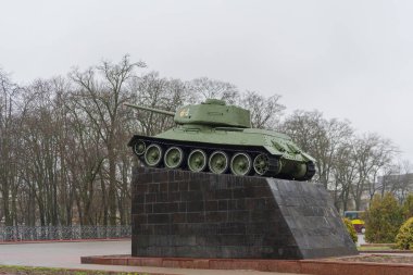 MINSK, BELARUS - 08 Kasım 2019 Sovyet T-34 / 85 tankı Minsk, Belarus 'taki Ordu Karargahı yakınlarında bir kaide üzerinde